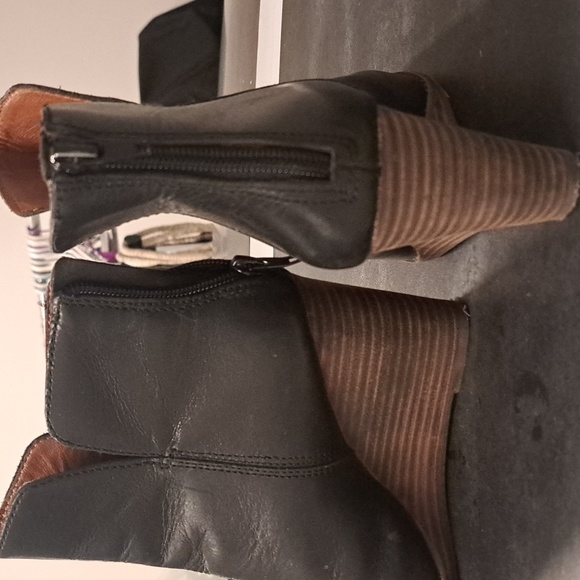 BLACK LEATHER BOOT - Picture 2 of 3